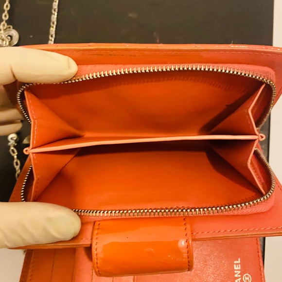 Chanel patent quilted diamond  crossbody. - Picture 11 of 16